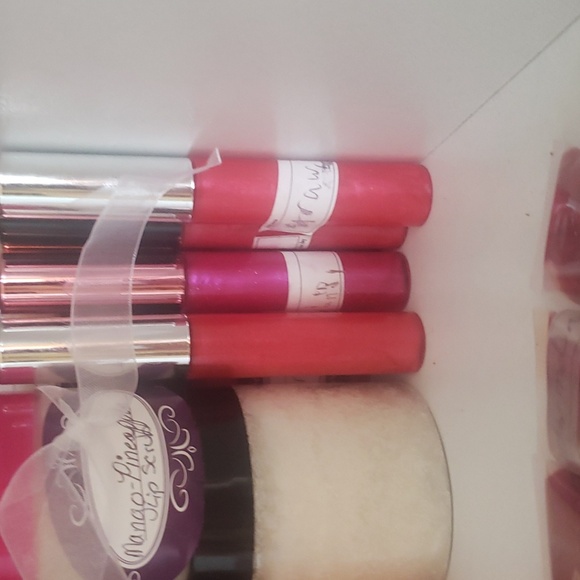 Fully stock up on lip gloss body scrub and lip oil - Picture 3 of 4